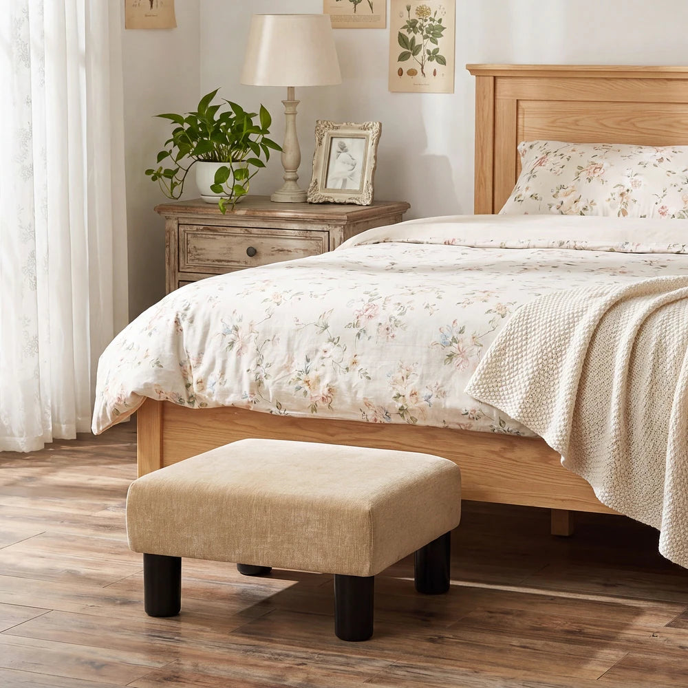 Quadratischer gepolsterter Stoffhocker